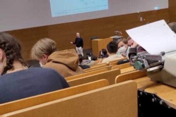 STUDENT "DOSKOČIO" PROFESORU: Zabranili im LAPTOPOVE na PREDAVANJIMA, a onda se POKAJALI za SVA VREMENA, HIT VIDEO!