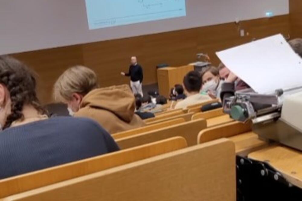 STUDENT "DOSKOČIO" PROFESORU: Zabranili im LAPTOPOVE na PREDAVANJIMA, a onda se POKAJALI za SVA VREMENA, HIT VIDEO!