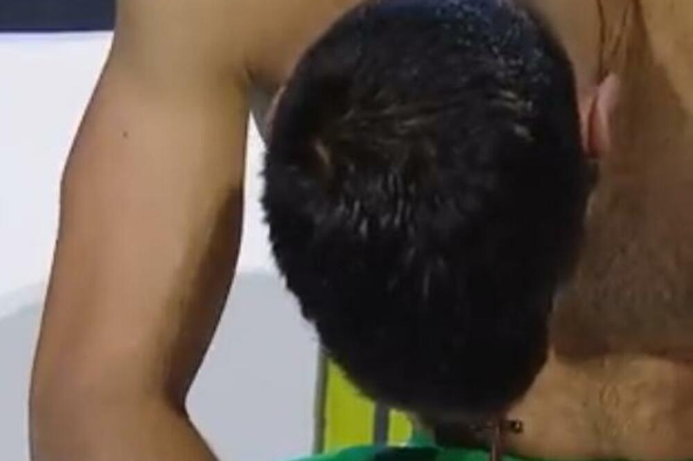 TRENUTAK KOJI JE PRELOMIO MEČ! Đoković se tresao, pokrio lice peškirom - onda se začuo Stefanov URLIK! (VIDEO)