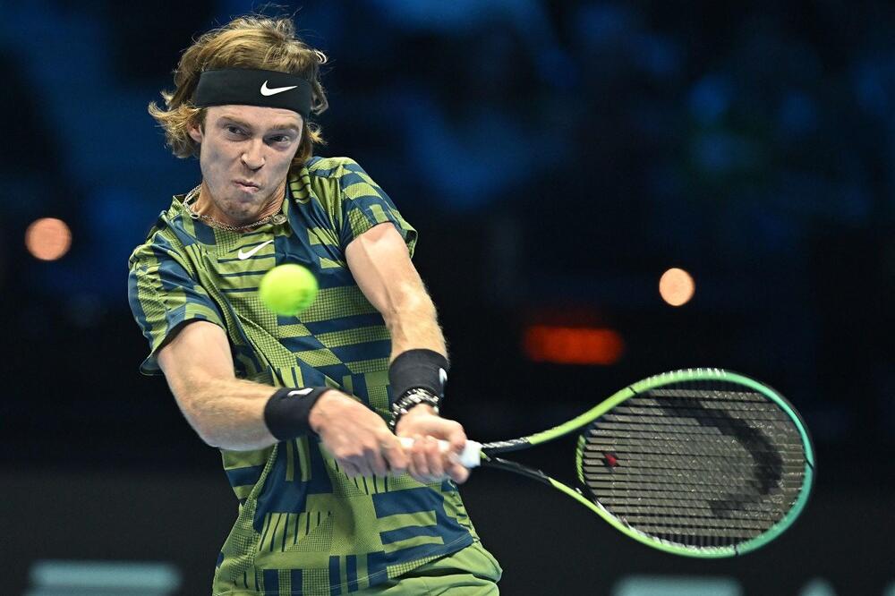 POZNAT POSLEDNJI POLUFINALISTA! Cicipas igrao besprekorno sat vremena, ali je onda proigrao ruski teniser!