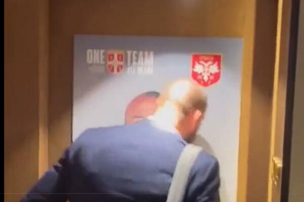 "LJUBIM RUKE, POŠTOVANJE BRAT MOJ"! Vanja Milinković-Savić ljubio i pričao sa svojom slikom na vratima (VIDEO)