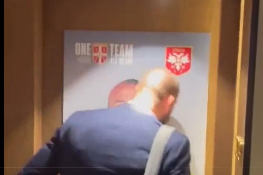 "LJUBIM RUKE, POŠTOVANJE BRAT MOJ"! Vanja Milinković-Savić ljubio i pričao sa svojom slikom na vratima (VIDEO)