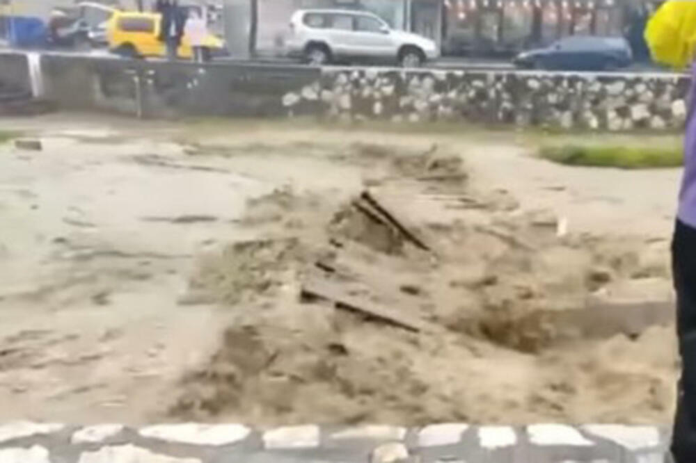 NOVI DRAMATIČNI SNIMCI IZ NOVOG PAZARA: Nabujala Jošanica NOSI SVE pred SOBOM! (VIDEO)