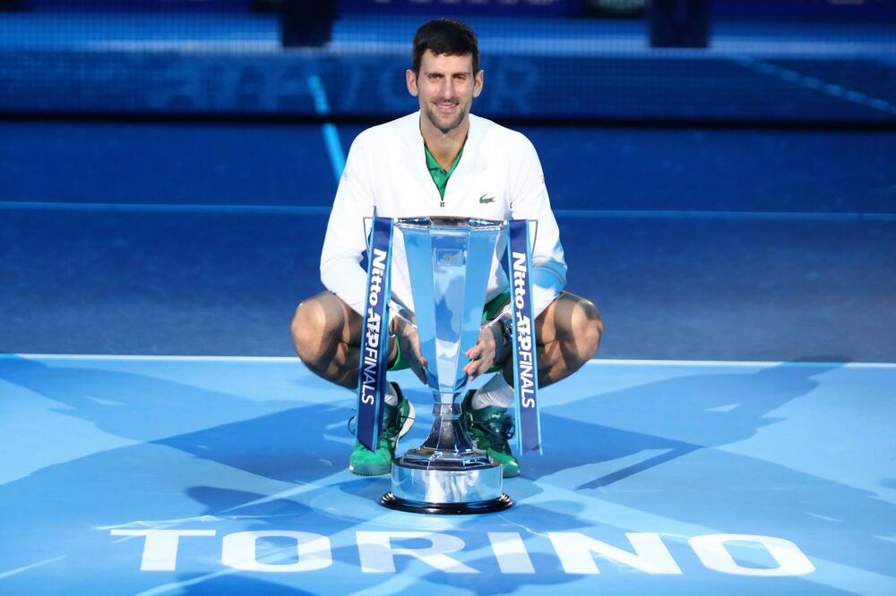 NOVAKOVE ČAROLIJE ZA KRAJ SEZONE! Đoković na briljantan način finiširao mentalno tešku godinu! (VIDEO/FOTO)