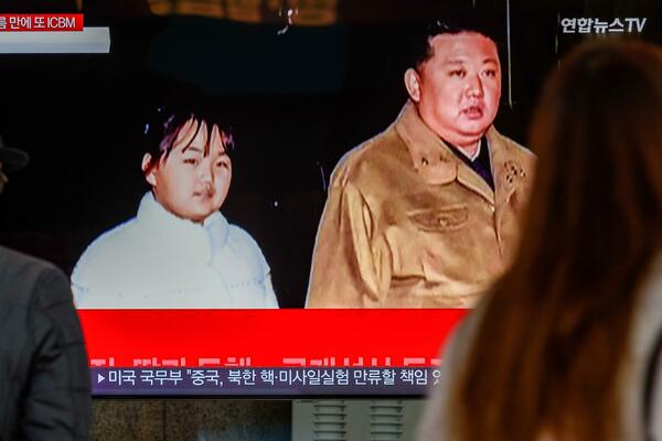 KIM DŽONG UN ŠOKIRAO SVET SVOJIM POTEZOM: Zašto je poveo ćerku na lansiranje OPAKOG ORUŽJA? (FOTO)