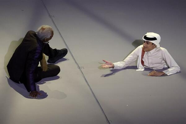 NEMA DONJI DEO TELA, ALI JE POSTAO ZVEZDA: Igra fudbal s patikama na RUKAMA, idol je mladih i ambasador SP! (FOTO)