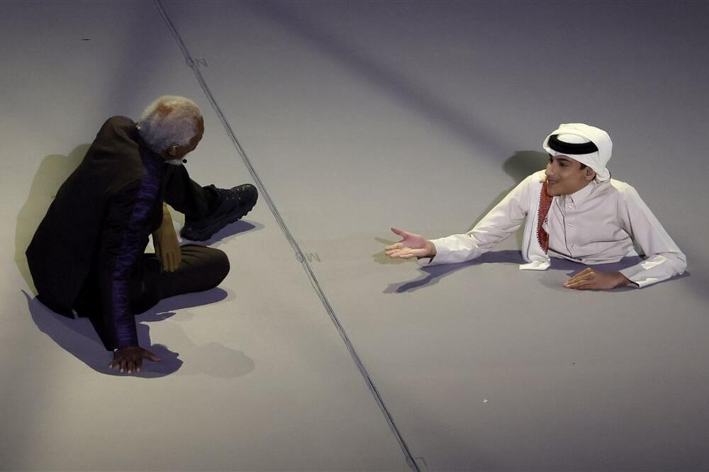 NEMA DONJI DEO TELA, ALI JE POSTAO ZVEZDA: Igra fudbal s patikama na RUKAMA, idol je mladih i ambasador SP! (FOTO)