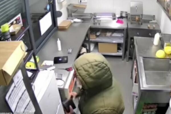 POKRAO NOVČANIKE, PA HLADNOKRVNO IŠETAO: Isplivao snimak KRAĐE u NOVOSADSKOM FAST FUDU! (VIDEO)