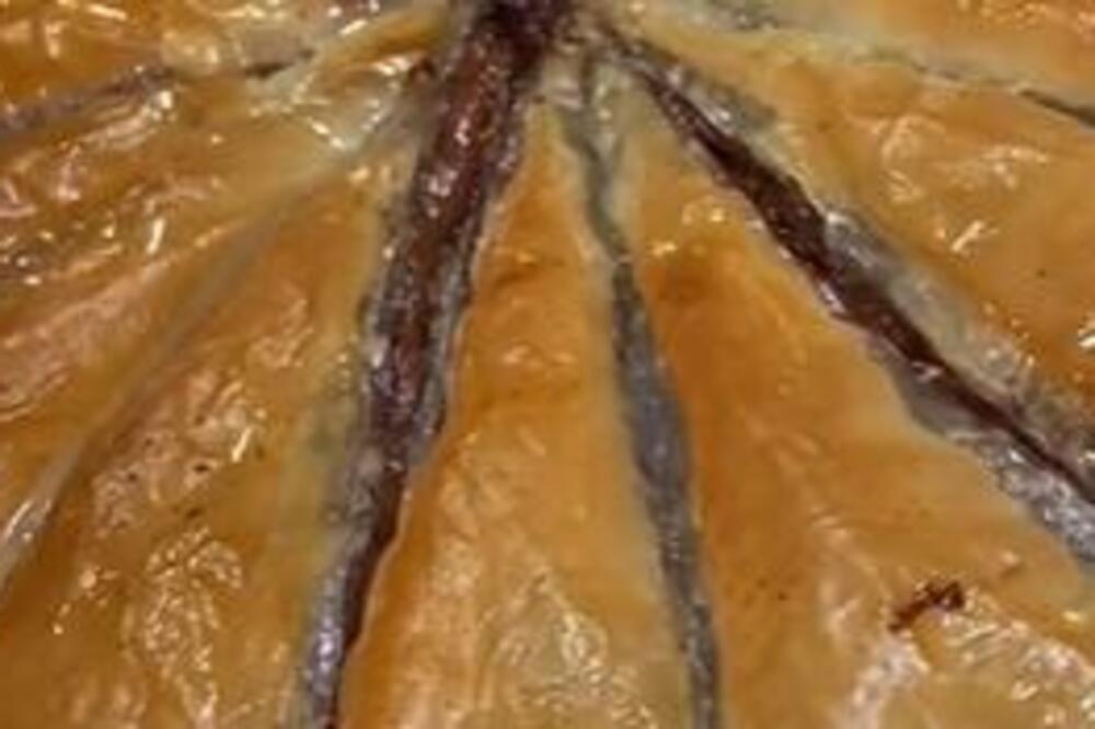 OVA BAKLAVA JE ZALUDELA DOMAĆICE U SRBIJI: Nikada SOČNIJU niste JELI, a TAJNA je u ŠERBETU (RECEPT)
