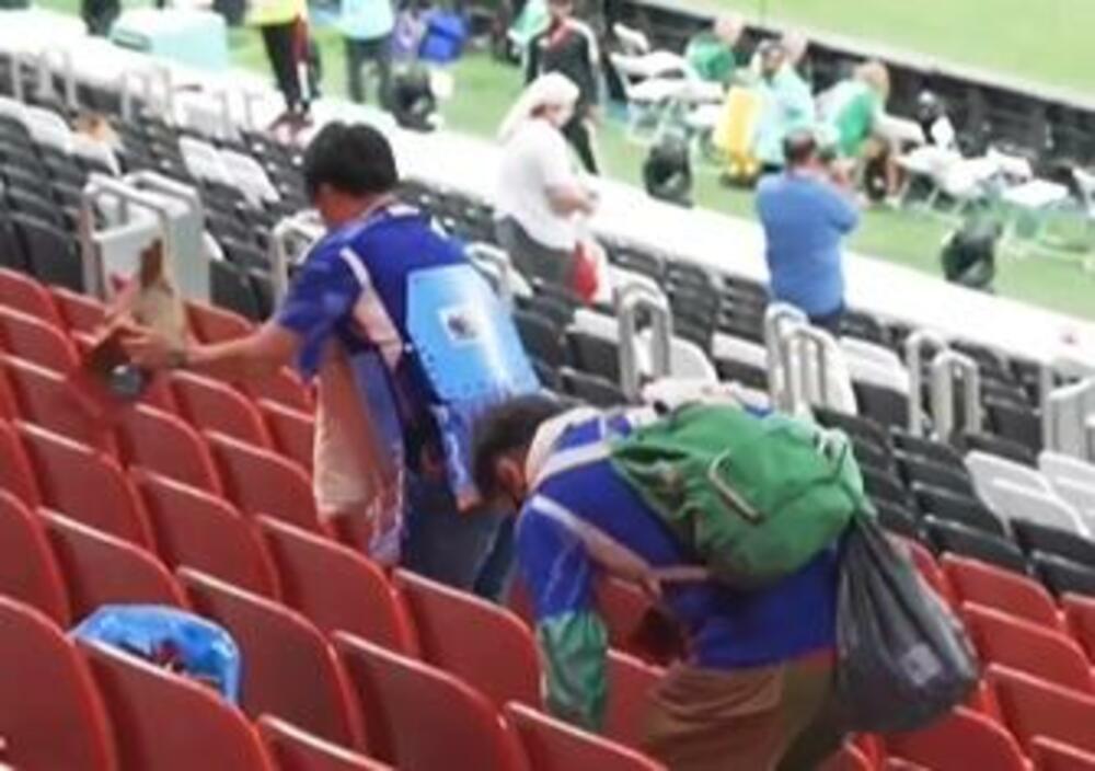 Navijači Japana čiste stadion