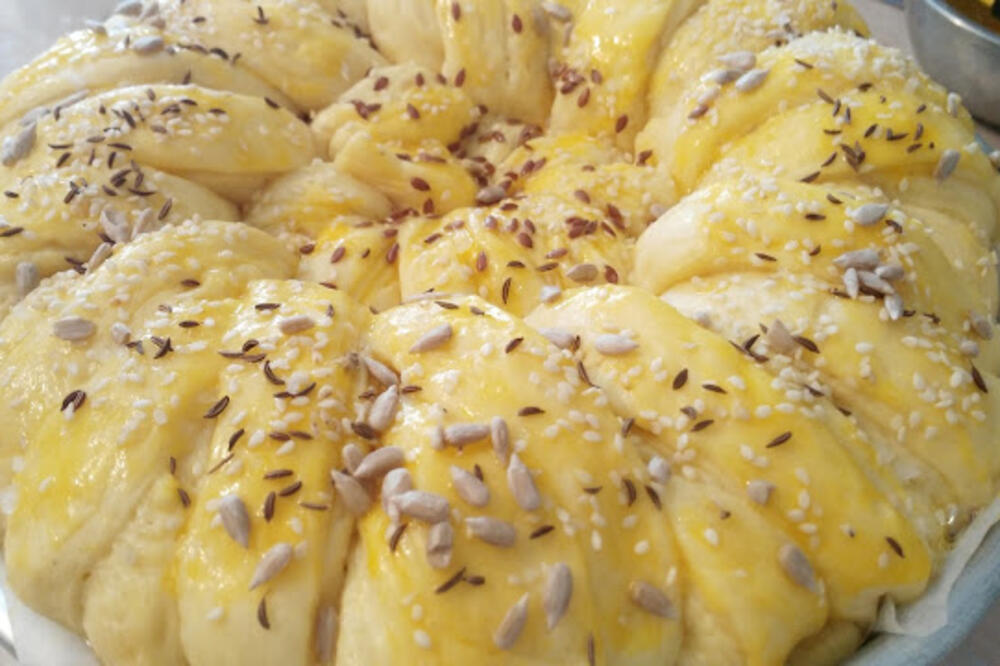 BAKA NAM OTKRIVA RECEPT ZA NAJMEKANIJU PUTER POGAČU: Odlična je za doručak, TOPI SE u ustima (VIDEO)