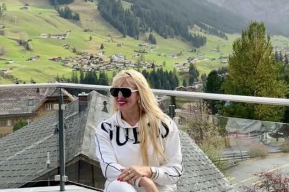 SRPSKA PEVAČICA PLIVA U MILIONIMA: A kada se skine MUŠKARCI ne znaju GDE PRE da GLEDAJU