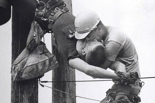 FOTOGRAFIJA KOJA I NAKON 53 GODINE FASCINIRA JAVNOST: Krije neverovatnu PRIČU, uviđate li šta VIDITE? (FOTO)