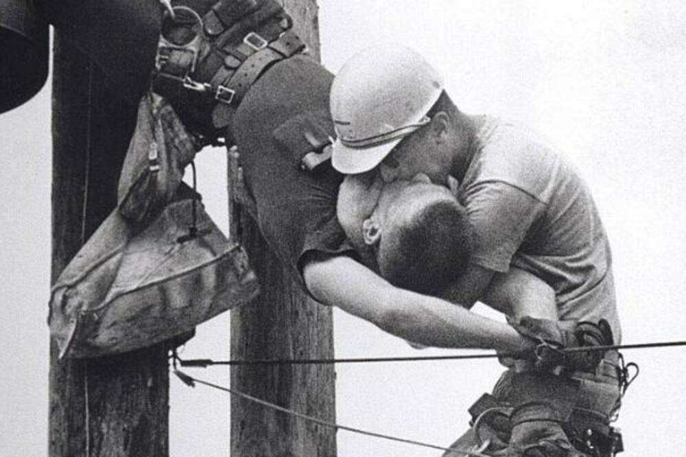 FOTOGRAFIJA KOJA I NAKON 53 GODINE FASCINIRA JAVNOST: Krije neverovatnu PRIČU, uviđate li šta VIDITE? (FOTO)