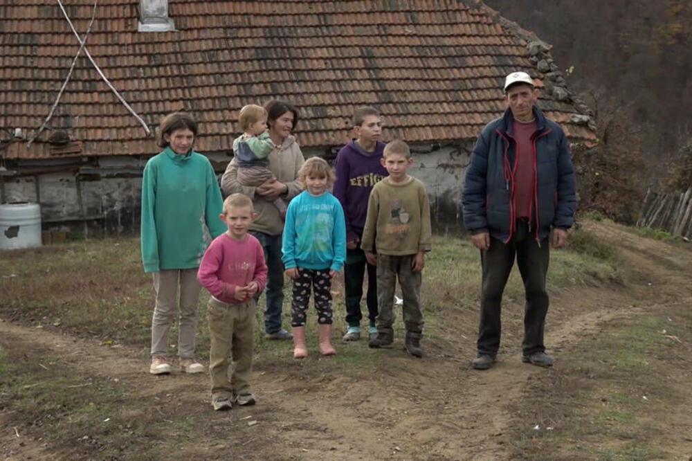 SRPSKA PORODICA ŽIVI U JEDNOJ SOBI, NEMAJU STRUJE NI VODE: Dve ćerke im odneo požar, tužna priča širi se zemljom!
