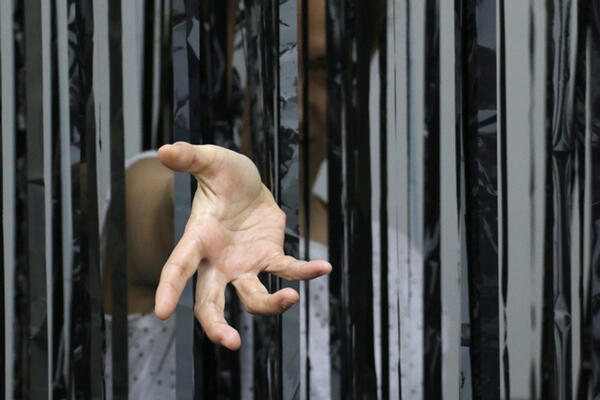 ODREĐEN PRITVOR MUŠKARCU (41) Sumnja se da je TUKAO DEVOJKU