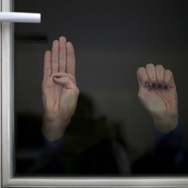 HOROR U ROŽAJU: Tukao verenicu jer ne gleda u pod, držao joj NOŽ POD GRLOM I SILOVAO JE!