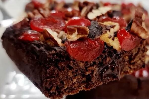 BRAUNI SA ORASIMA I VIŠNJAMA: Laka priprema, a ako dodate 1 sastojak biće još VIŠE ČOKOLADAN (VIDEO)