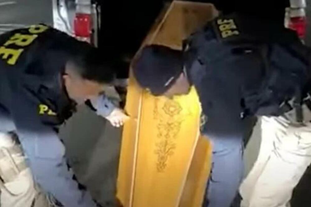 ŽENA UKRALA POGREBNO VOZILO SA SVE POKOJNIKOM: Automobil i telo pronađeni na NEOČEKIVANOM MESTU - ljudi ostali ŠOKU