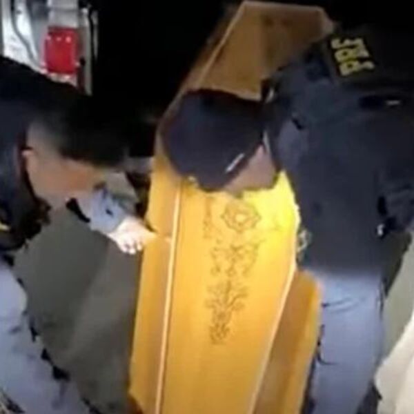 ŽENA UKRALA POGREBNO VOZILO SA SVE POKOJNIKOM: Automobil i telo pronađeni na NEOČEKIVANOM MESTU - ljudi ostali ŠOKU