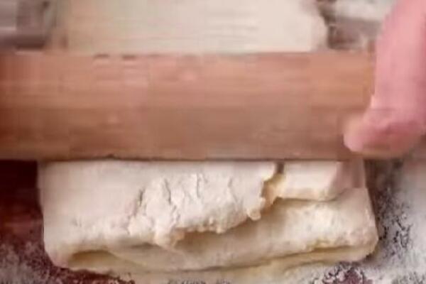 RECEPT ZA NAJJEDNOSTAVNIJE DOMAĆE LISNATO TESTO: Šokiraćete se koliko se LAKO SPREMA, pola posla je već OBAVLJENO