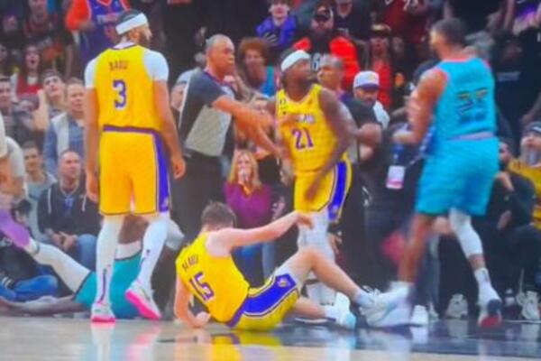 NAJPRLJAVIJI IGRAČ NBA LIGE ZAPOČEO TUČU: Finiks "spržio" Lejkerse i pored strašnog dabl-dabla Dejvisa! (VIDEO)