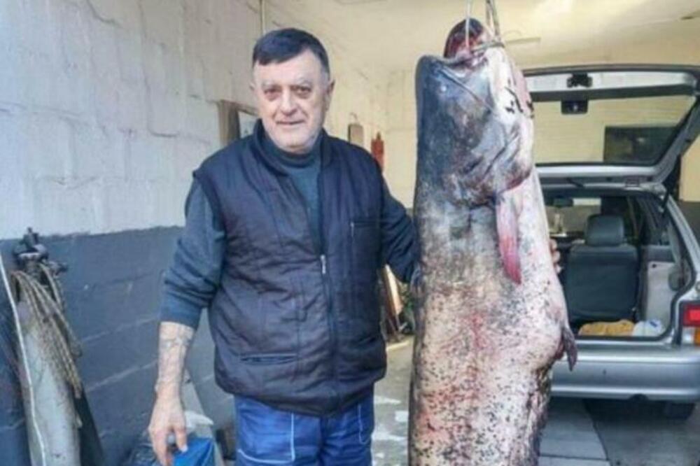 MIROLJUB SE SA KAPITALCEM OD 2 METRA BORIO 90 MINUTA: Najveća riba koju je ulovio tokom svog DUGOG STAŽA! (FOTO)