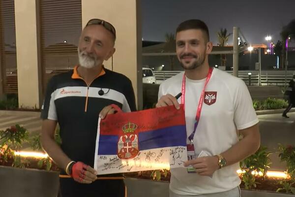 IZ SRBIJE U KATAR NA BICIKLU: Putovao 4 meseca da bi bodrio "Orlove", dočekao ga Tadić! (VIDEO)