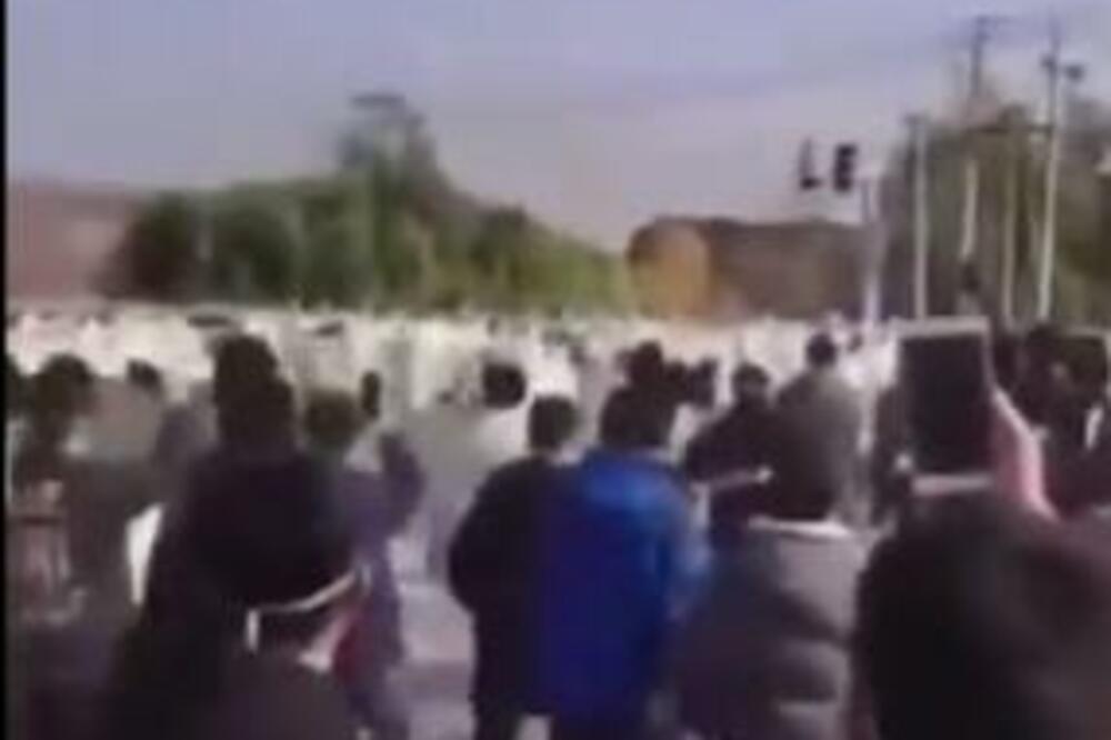 ŽESTOK SUKOB U NAJVEĆOJ FABRICI "AJFONA": Radnici REVOLTIRANI, izbili NEREDI, isplivali snimci HAOSA (VIDEO)