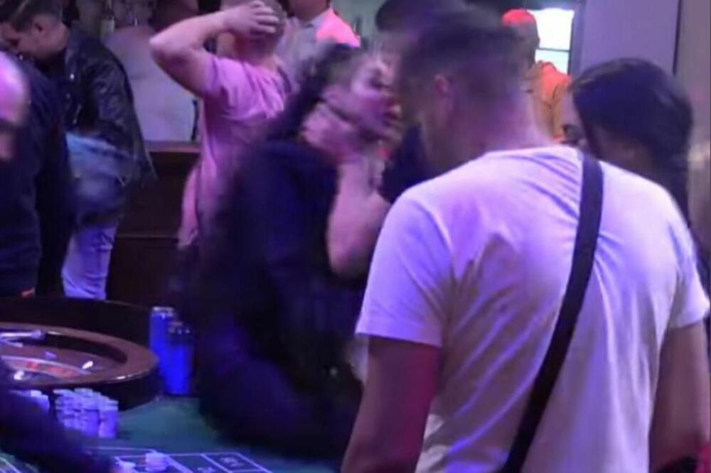 JEZIVO ZA GLEDANJE! Pojavile se SLIKE iz Zadruge koji izazivaju MUČNINU: On je DAVI, a ona ga KRVNIČKI GREBE