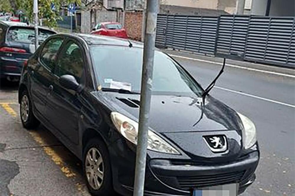 BEOGRAĐANKA PARKIRALA VOZILO NA INVALIDSKO MESTO, A ONDA JOJ JE OSTAVLJENA CEDULJA! Pale BRUTALNE reči (FOTO)