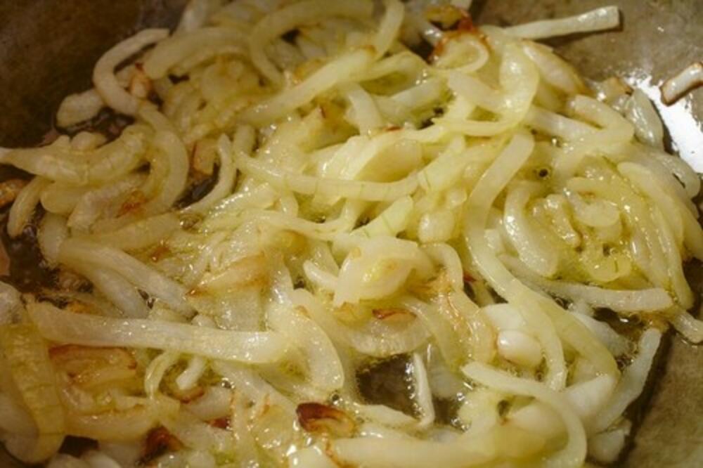 ČUVENI KUVAR OTKRIO KAKO DA IZDINSTATE LUK NA NAJBRŽI NAČIN: Jedino tako se MIRIS neće širiti po celoj kući