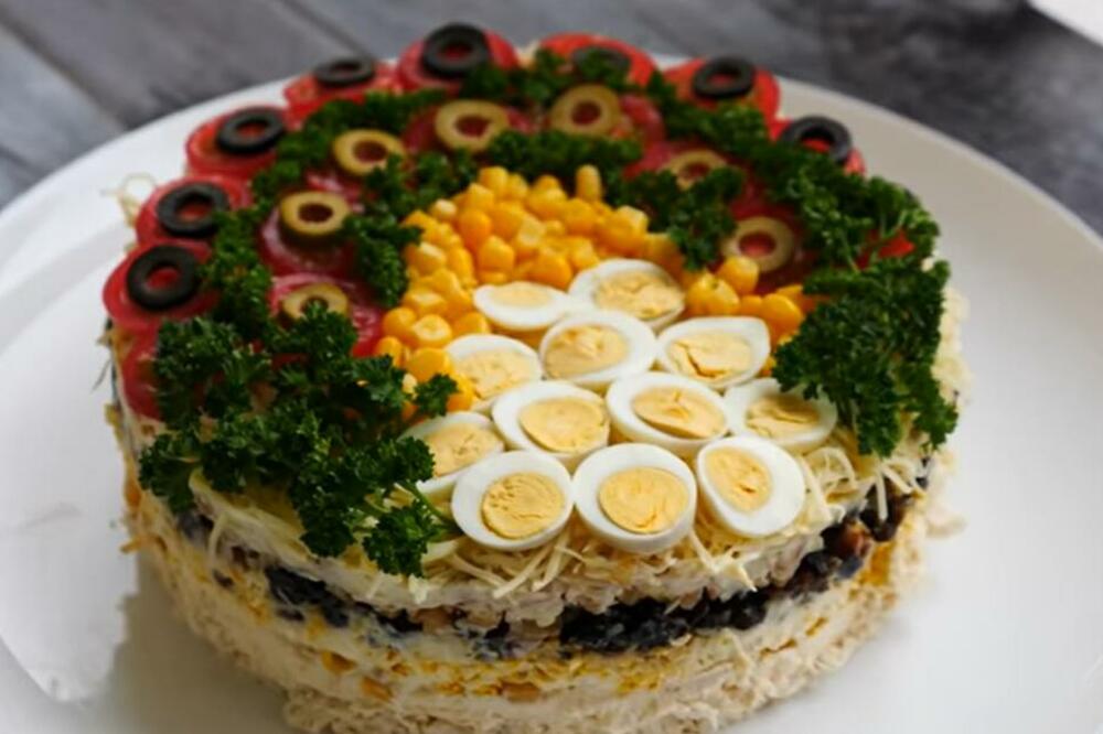 PAUNOV REP KRASI SVAKU TRPEZU: Ruski recept za salatu od piletine, 1 NEOOBIČAN SASTOJAK daje potpuni užitak