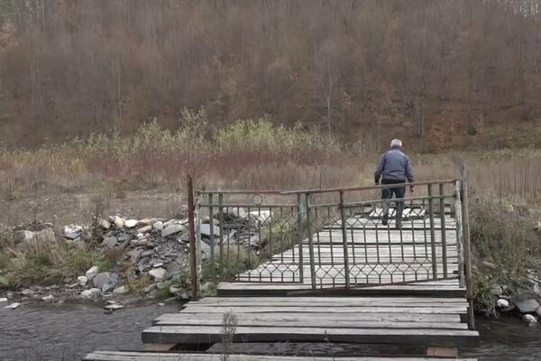 STAVIO KAPIJU NA MOST I ZAKLJUČAO GA: Ivanjičani U NEVERICI, smeju da pređu most samo ako je kapija otvorena! VIDEO