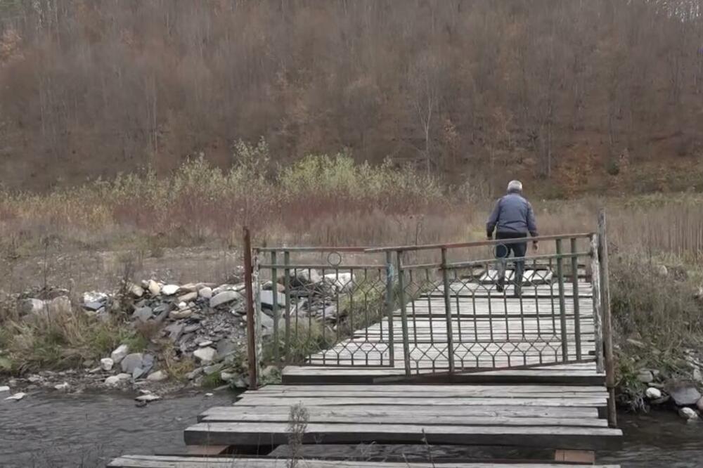 STAVIO KAPIJU NA MOST I ZAKLJUČAO GA: Ivanjičani U NEVERICI, smeju da pređu most samo ako je kapija otvorena! VIDEO