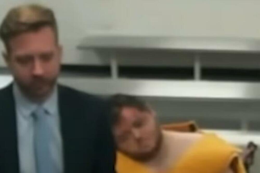 OVO JE OSUMNJIČENI ZA MASAKR U GEJ BARU: Na saslušanju se pojavio u KOLICIMA, na licu vidljive brojne RANE (VIDEO)