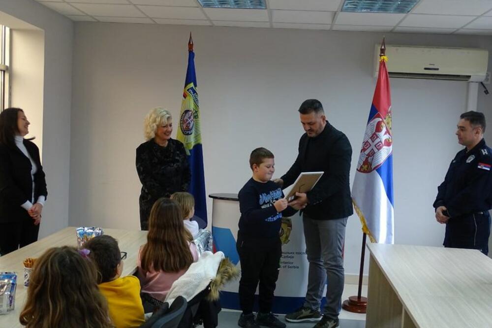 MALI MIHAILO (8) PRONAŠAO NOVČANIK POLICAJCA PA MU GA VRATIO: Dobio je zahvalnicu za POŠTENJE! (FOTO)
