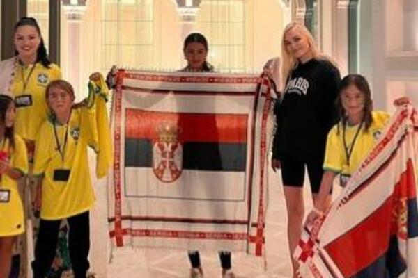 SOFIJA MILOŠEVIĆ I NAJLEPŠA SRPSKA SNAJKA SE SRELE U KATARU! Lepotice dominiraju pred meč Srbije i Brazila! (VIDEO)