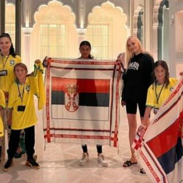 SOFIJA MILOŠEVIĆ I NAJLEPŠA SRPSKA SNAJKA SE SRELE U KATARU! Lepotice dominiraju pred meč Srbije i Brazila! (VIDEO)