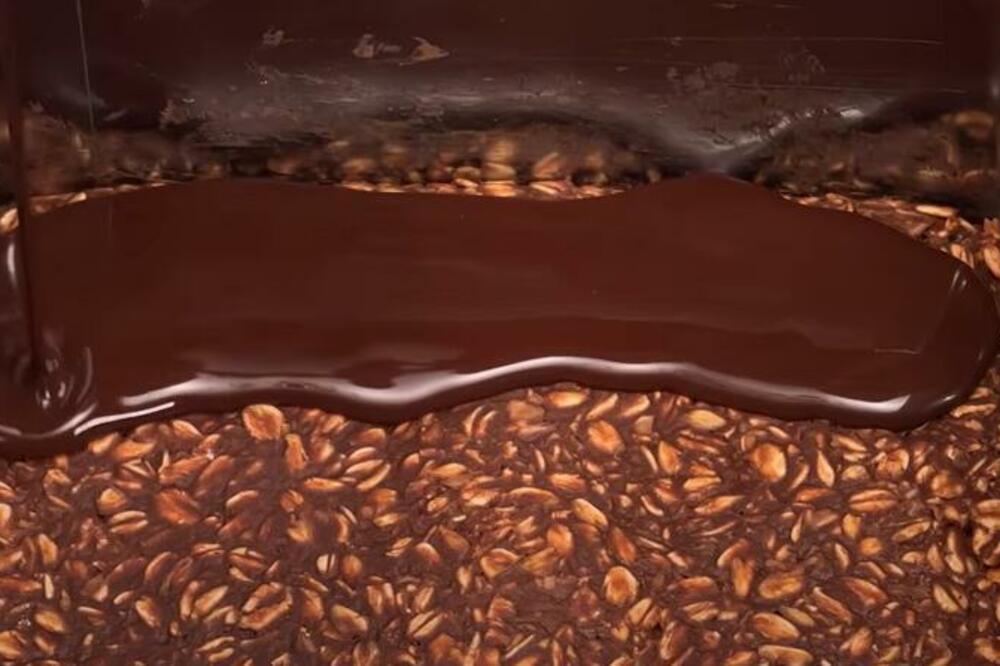 OVO JE NAJBRŽI KOLAČ: Za pripremu ne treba ni 15 minuta, SKROZ JE ČOKOLADAN a ukus je fantazija