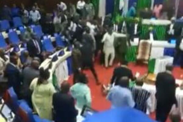 BRUTALAN OBRAČUN USRED PARLAMENTA: Poslanici se NEMILOSRDNO MAKLJALI, pukla TEŠKA BRUKA I TO ZBOG OVOGA (VIDEO)