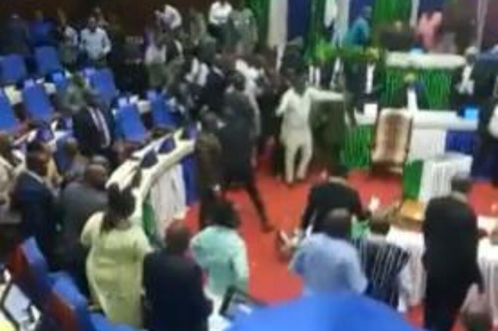 BRUTALAN OBRAČUN USRED PARLAMENTA: Poslanici se NEMILOSRDNO MAKLJALI, pukla TEŠKA BRUKA I TO ZBOG OVOGA (VIDEO)