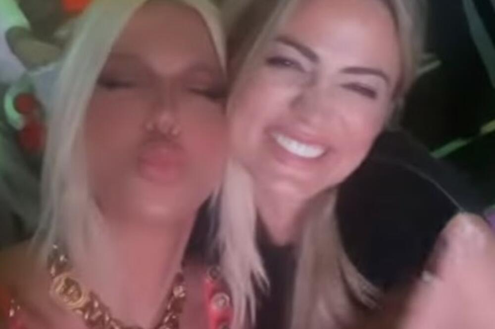 OVAKO TO IZGLEDA KADA KARLEUŠA I MILICA PAVLOVIĆ BODRE NAŠE ORLOVE: Nikad uža haljina, vidi se MNOGO, baš VRELO