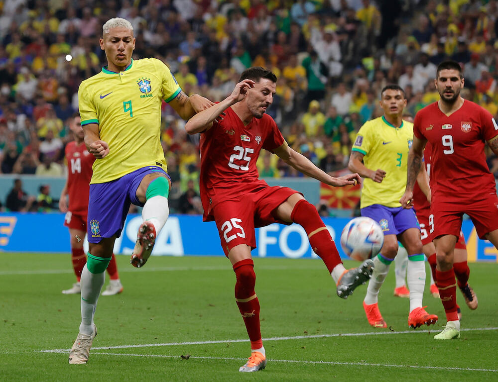 Filip Mladenović (desno) na utakmici Brazila i Srbije na Mundijalu u Kataru