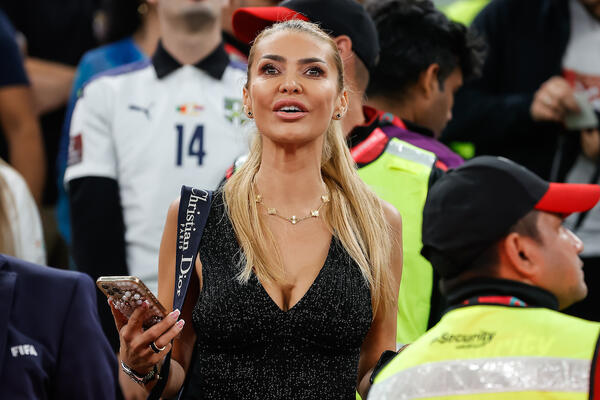 SNEŽA BORJAN PRŽI U BIKINIJU NA PLAŽI U KATARU: Evo šta joj diže adrenalin! (FOTO)