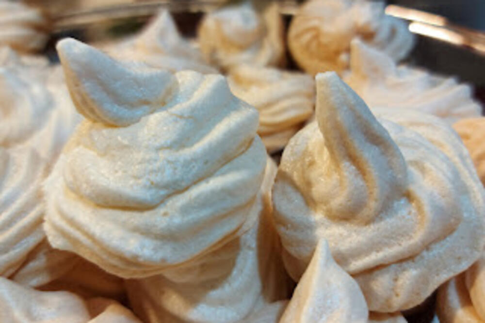 OVE JEFTINE KOLAČE SU NAŠI STARI TAMANILI, BIO JE OBAVEZAN NA TRPEZAMA: Topi se u ustima, a danas ga MALO KO sprema