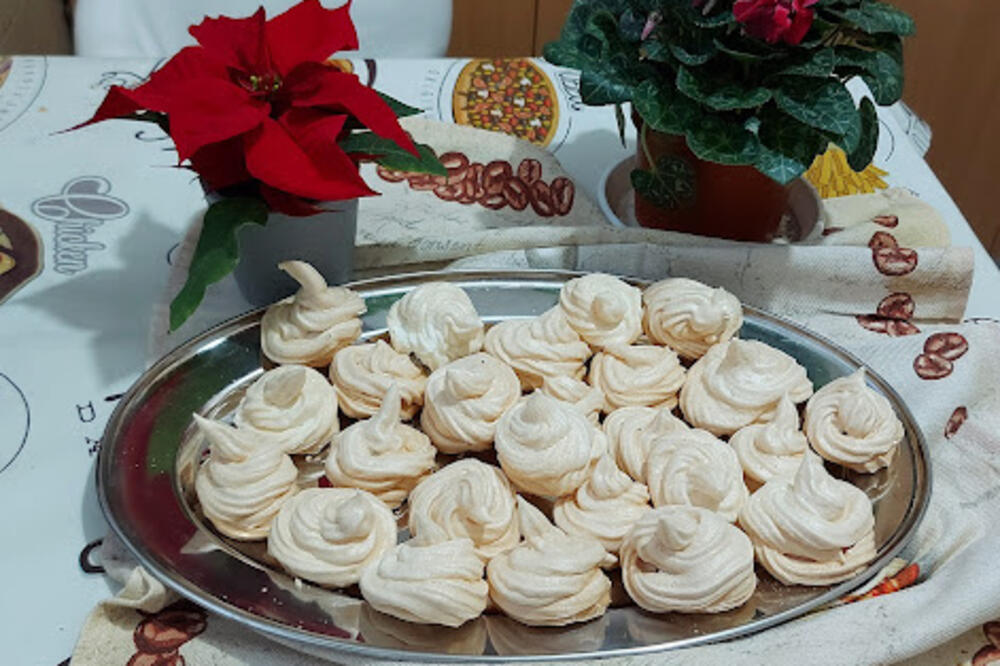 BAKINE PUSLICE SA JAGODAMA UŽIVANJE ZA SVA ČULA: Zbog ove CAKE se tope u ustima kao BOMBONE