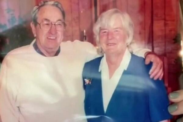 DOBILA JE POŠILJKU OD BAKE KOJA JE 2 GODINE MRTVA: Otvorila ju je, a zbog SADRŽAJA UNUTRA UMALO NIJE UMRLA (FOTO)