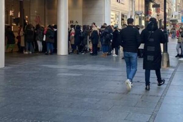 BEOGRAĐANI CRNI PETAK IZGLEDA DOČEKALI PUNIH DŽEPOVA: Ljudi ne prestaju da PRISTIŽU, ogromna gužva u KNEZU! (FOTO)
