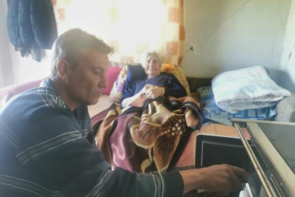 DEJAN SAM BRINE O BOLESNOJ MAJCI, VODU DONOSIO NA LEĐIMA: Nije ni sanjao da će mu HUMANOST pokucati na vrata! FOTO